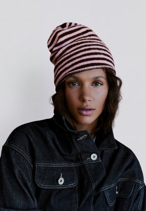 Bershka, STRIPED BEANIE - Bonnet - light pink