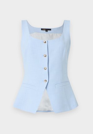 Ανοιχτό μπλε αμάνικο γιλέκο με τετράγωνη λαιμόκοψη, τέσσερα χρυσά κουμπιά μπροστά και δύο πλαϊνές τσέπες με σχισμές.