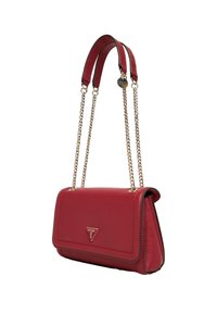 Sac à main en cuir synthétique rouge avec une forme structurée, doté d'une chaîne en or et d'une plaque logo en forme de triangle à l'avant.
