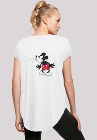 Biele tričko s krátkym rukávom, na zadnej strane s hravým grafickým motívom Mickey Mouse v červených šortkách. Mäkko tkanina s zaobleným lemom.