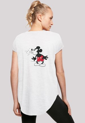 Bílá krátkosrstá tričko s hravou grafikou Mickey Mouse v červených šortkách na zádech. Měkká tkanina se zaobleným lemem.