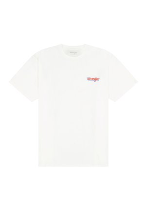 T-shirt blanc à manches courtes avec petit logo "Wrangler" rouge et bleu sur le haut à gauche de la poitrine, col rond, design simple.