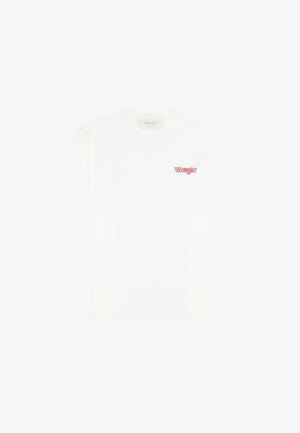 T-shirt blanc à manches courtes avec petit logo "Wrangler" rouge et bleu sur le haut à gauche de la poitrine, col rond, design simple.