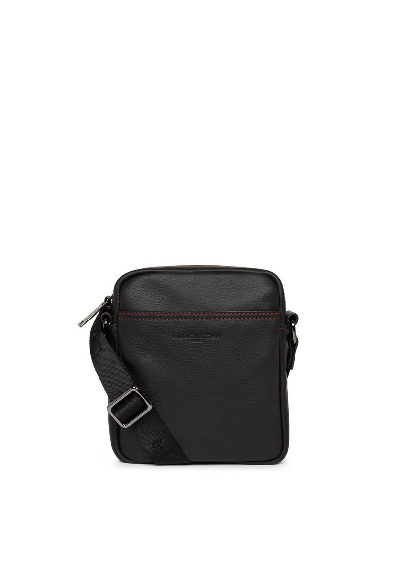 Borsa a tracolla nera in pelle con forma rettangolare, dotata di chiusura con zip, dettaglio di cuciture rosse e tracolla regolabile.