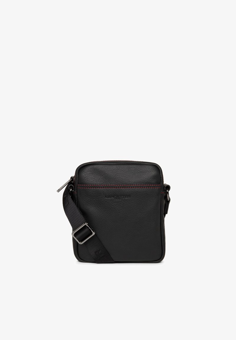 Borsa a tracolla nera in pelle con forma rettangolare, dotata di chiusura con zip, dettaglio di cuciture rosse e tracolla regolabile.