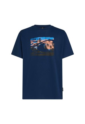 Marineblaues Baumwoll-T-Shirt mit einem grafischen Design von Palmen und einem Sonnenuntergang in Orange- und Blautönen. Kurze Ärmel und Rundhalsausschnitt.