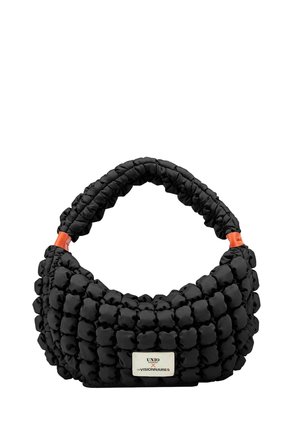 Schwarze gepolsterte Handtasche mit weicher, strukturierter Oberfläche, gebogenem Griff, orangefarbenen Akzenten und einer Metall-Logoplatte mit der Aufschrift "UNIO LES VISIONNAIRES."
