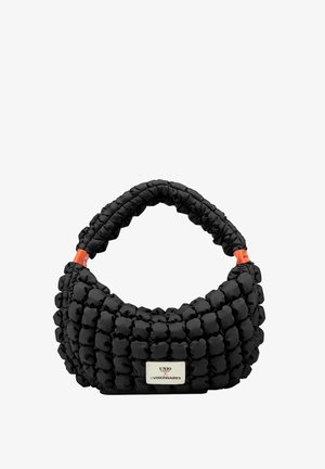 Sac à main noir matelassé avec une surface douce et texturée, anse courbée, accents orange et plaque métallique avec le logo « UNIO LES VISIONNAIRES ».
