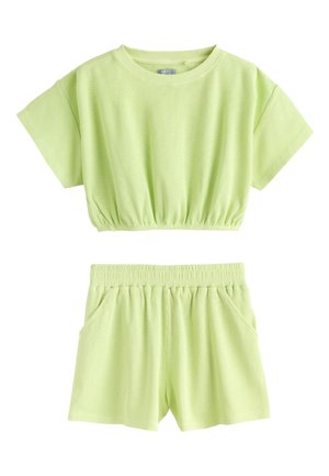 Blød ribbet lysegrøn crop top med korte ærmer, elastisk kant og matchende elastiske shorts med lommer.