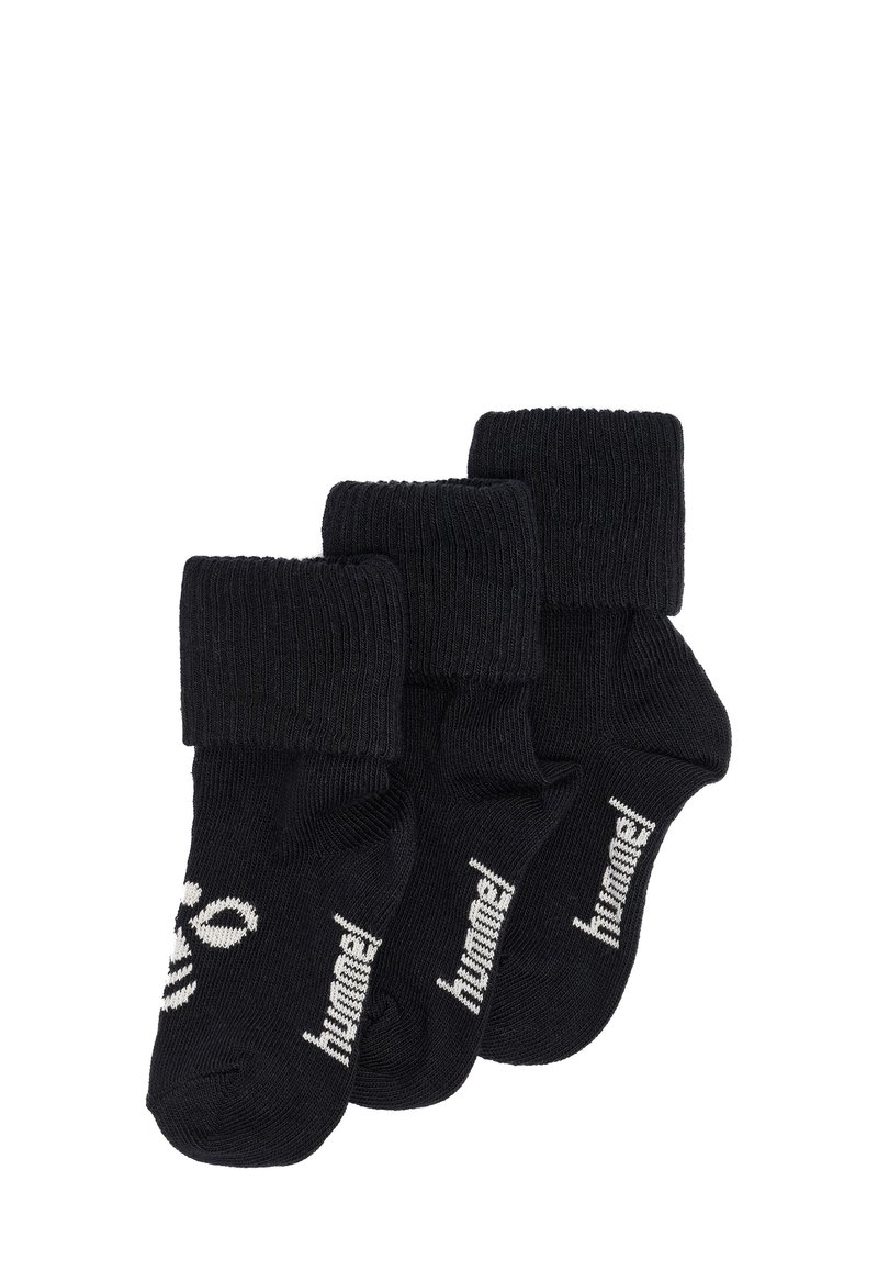 Schwarze Baumwollsocken, drei Paare, mit geripptem Bund und Logo in Weiß. Das Design umfasst eine enge Passform und verstärkte Zehen.
