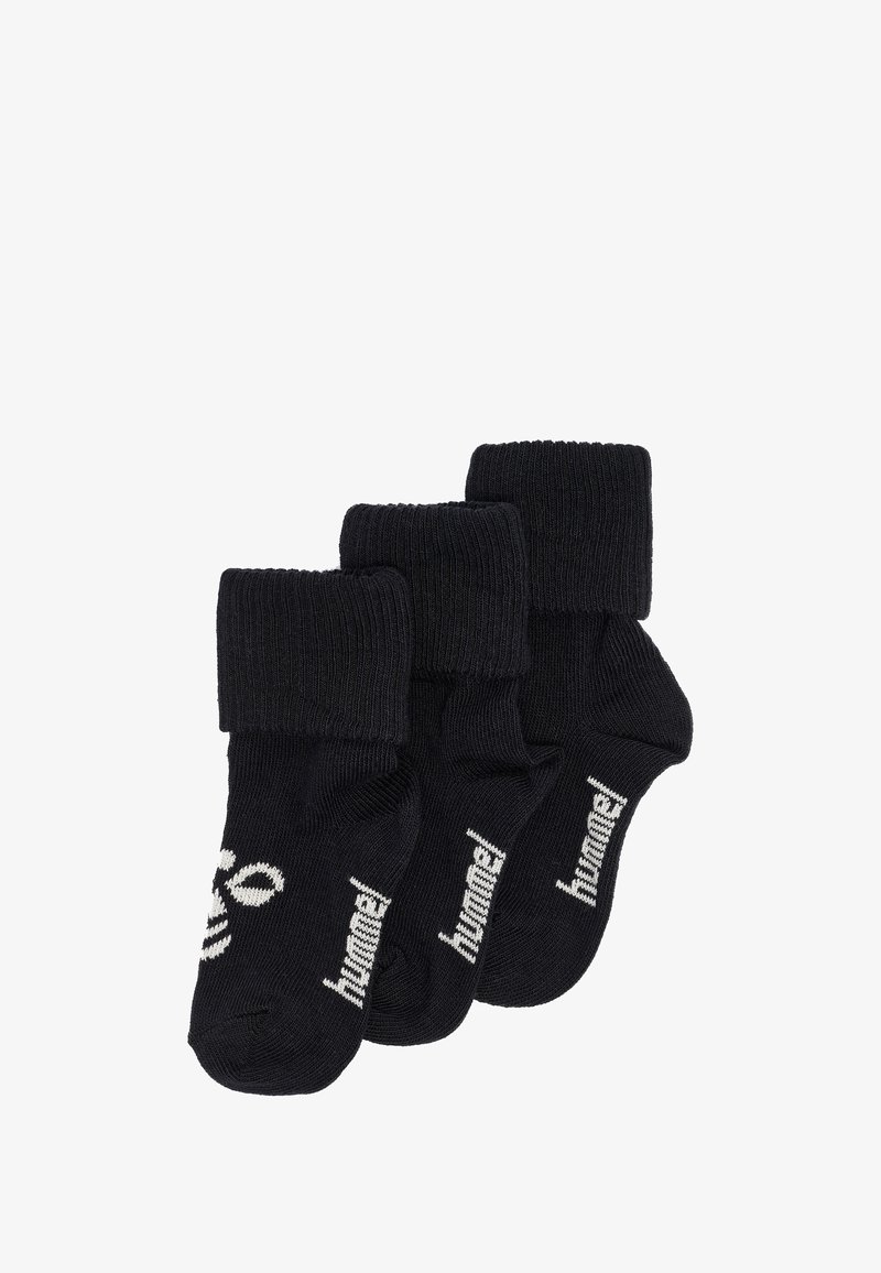 Schwarze Baumwollsocken, drei Paare, mit geripptem Bund und Logo in Weiß. Das Design umfasst eine enge Passform und verstärkte Zehen.