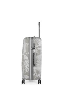 Equipaje rígido gris con patrones gráficos, ruedas dobles, asa telescópica y cerradura de combinación. Textura suave y diseño ligero.