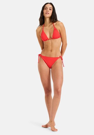 Czerwony bikini w prążki składający się z trójkątnego topu i majtek związywanych po bokach, wykonany z teksturowanej tkaniny, prezentujący smukły design.