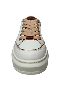 Sneaker bianco in materiale sintetico liscio, con occhielli e lacci bronzo. Presenta una punta arrotondata e una suola spessa con accenti testurizzati.
