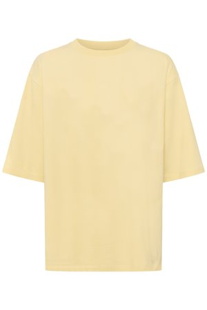 Λιτό κίτρινο T-shirt με μεγάλες διαστάσεις, κοντά μανίκια, στρογγυλή λαιμόκοψη και χαλαρή εφαρμογή, απεικονίζεται σε απλό λευκό φόντο.