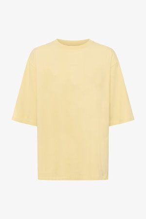 Jasnożółta, oversize, krótka koszulka z okrągłym dekoltem i luźnym krojem, pokazana na jednolitym białym tle.