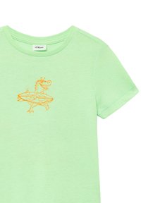 Hellgrünes T-Shirt mit Rundhalsausschnitt und kurzen Ärmeln, mit einem orangefarbenen Dinosaurier-Graphic, der auf einem Surfbrett surft.