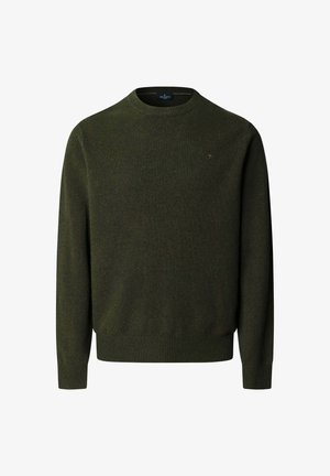 Suéter de lana verde con cuello redondo, mangas largas, puños y dobladillo acanalados, y un pequeño logotipo en el pecho. Textura suave.