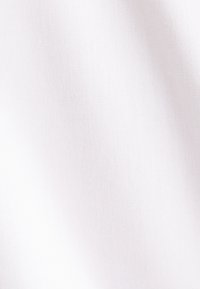 Biały materiał o gładkiej fakturze, z delikatnym wzorem tkaniny. Powierzchnia wydaje się wolna od zmarszczek i jednolita w kolorze.