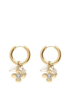 Goldene Creolen-Ohrringe mit hängenden Blumenanhängern, die einen zentralen klaren Stein und zwei kleine Perlen- sowie beigen Perlenakzente zeigen.
