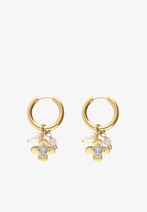 Gouden oorringen in een ringvorm met hangende bloem charms, voorzien van een centraal heldere steen en twee kleine parel- en beige kralenaccenten.