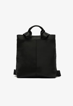 Sac à dos en cuir noir avec deux poignées supérieures, des bretelles réglables et des coutures verticales centrales sur une surface lisse.