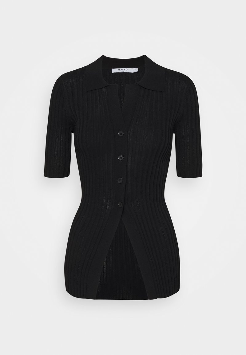 Svart ribbad cardigan med en figurnära design, korta ärmar, krage och fem framtida knappar; har sidslitsar för extra stil.