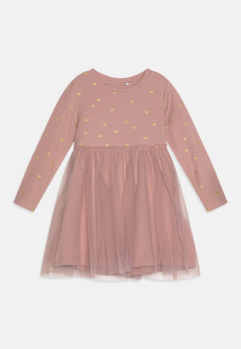 Ružové šaty s dlhými rukávmi s textúrovaným vrchom a zlatými srdiečkami, doplnené vrstvenou tylovou sukňou. Elastický pás pre úpravu veľkosti.