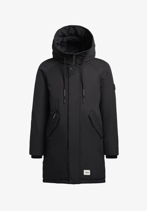 Fekete pufferdzseki, bélelt kapucnival, cipzáros elejével, húzózsinórral, két oldalsó zsebbel és logóval a szegély közelében. Simább, vízálló anyag.