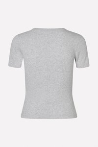 Camicetta grigia chiara a maniche corte con un design aderente, dotata di scollatura rotonda e una trama in maglia testurizzata con cuciture sottili sul retro.