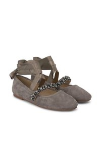 Ballerines en suede gris avec un bout rond, une sangle décorative en perles et des rubans en satin enroulés autour des chevilles pour le maintien.