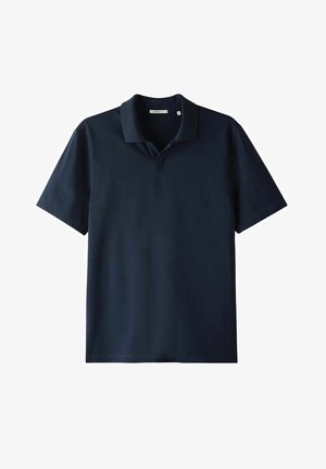 T-paita laivastonsinisestä kankaasta, jossa on sileä pinta, klassinen kaulus, lyhyet hihat ja rento istuvuus. Ei näkyviä kuvioita tai metalliosia.