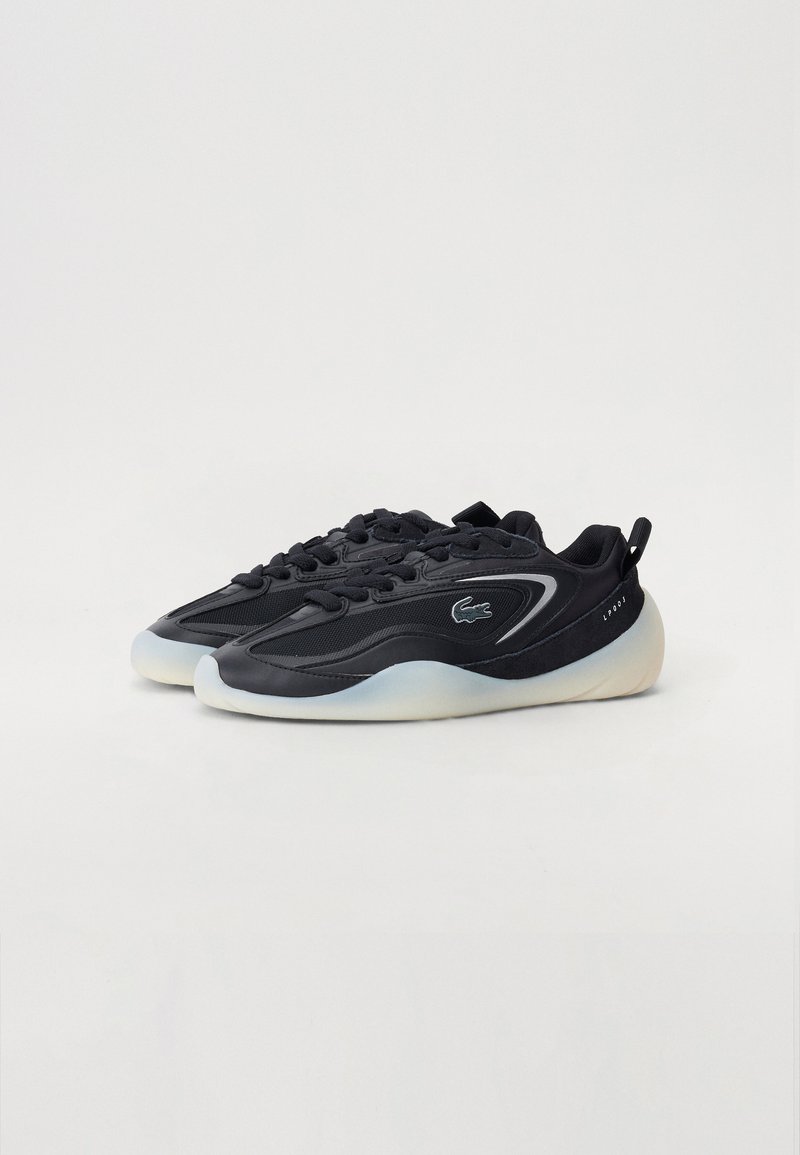 Baskets de sport noires en maille et daim, forme aérodynamique, accents texturés et semelle translucide. Logo Lacoste présent.