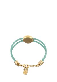 Pulsera de cuero verde menta con doble correa, herrajes en tono dorado, un charm ovalado y una pequeña etiqueta con el logotipo de la marca.