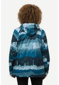 Chaqueta impermeable con un patrón abstracto en azul y verde azulado, cuenta con capucha, puños elásticos y un diseño de ajuste relajado. Tejido suave y ligero.