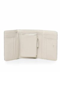 Portafoglio beige chiaro con più slot per carte e una tasca con zip. Texture in pelle liscia con un branding discreto e un design compatto.