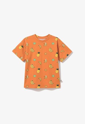 Pomarańczowy t-shirt z krótkim rękawem z wzorem bananów, ananasów, plasterków kiwi i plasterków pomarańczowych owoców cytrusowych.