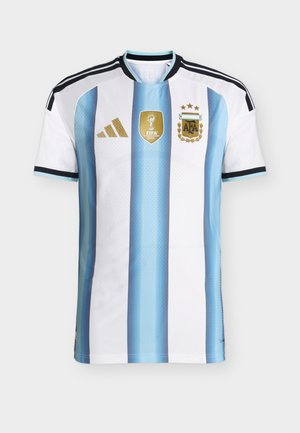 Argentinisches National-Fußballtrikot mit hellblauen und weißen vertikalen Streifen, Adidas-Logo, FIFA 2022-Patch und AFA-Wappen mit drei Sternen.