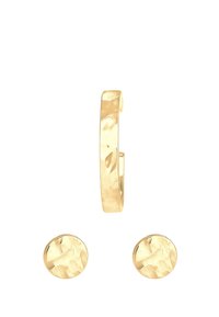 Juego de joyería de metal tono dorado que incluye un pendiente de aro texturizado y dos pendientes de botón circulares con un acabado cepillado.