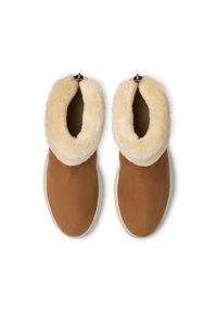Stivali alla caviglia in pelle marrone con rivestimento in pelliccia sintetica crema attorno al colletto, suola bianca piatta e design minimalista.