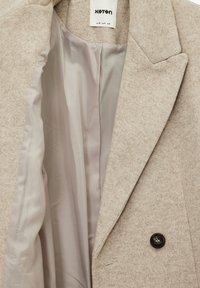 Helle beige Wollmischung Jacke mit Reverskragen, einreihigem schwarzen Knopfverschluss und glattem Seidenfutter. Keine sichtbaren Muster oder Akzente.