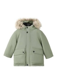 Parka verde oliva con capucha forrada de piel sintética, botones de presión y dos bolsillos frontales. Está hecha de una tela suave e aislante y presenta un diseño sencillo.