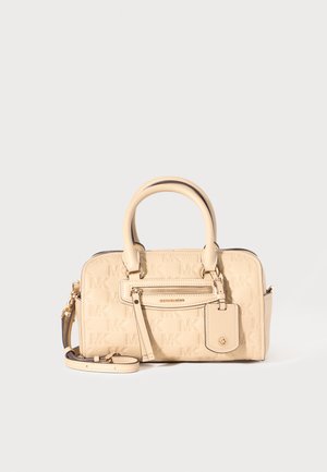 Bež torba Michael Kors s utisnutim uzorkom logotipa, dvostrukim ručkama, prednjim džepom na patentni zatvarač, odvojivim remenom za rame i označenom putnom značkom.