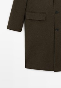 Manteau en laine brun avec une coupe droite, une poche poitrine unique et deux boutons à l'avant. Tissu texturé avec une finition lisse.