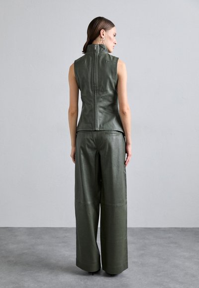 REMAIN Topper - deep depths