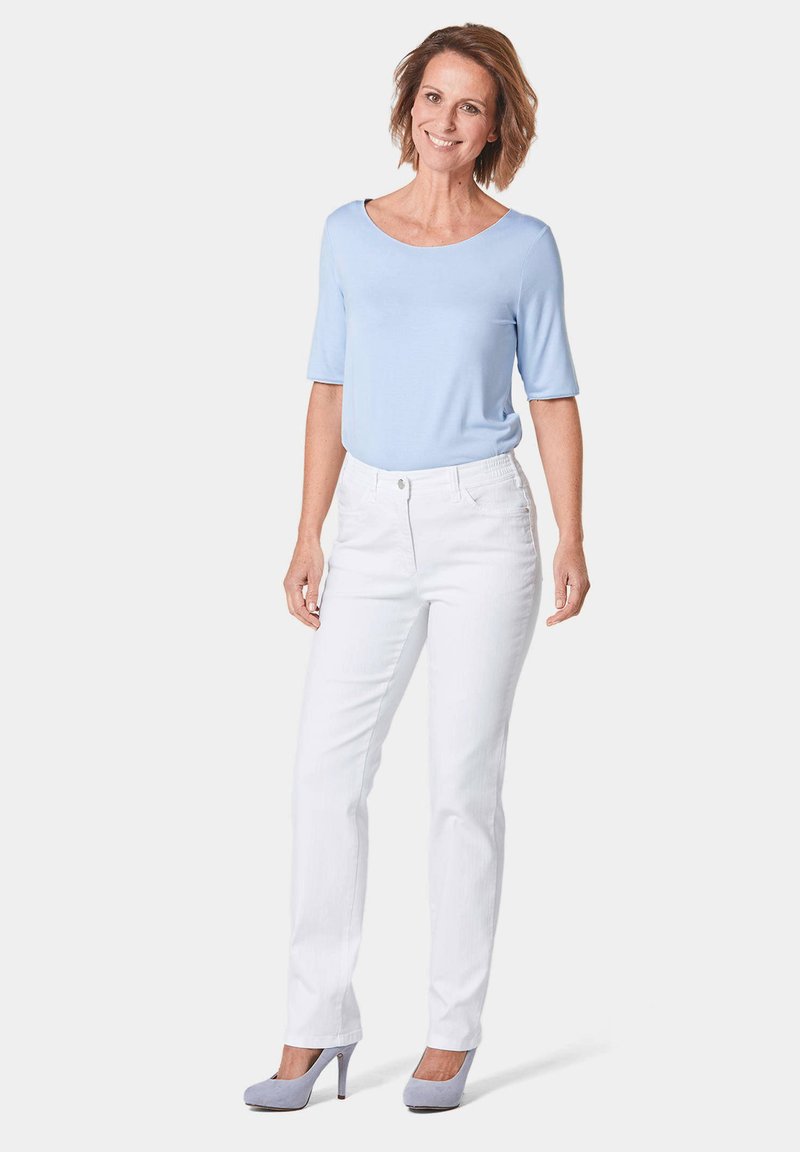 Lichtblauwe top met korte mouwen, gecombineerd met witte rechttoe-rechtaan broek en grijze hoge hakken, met een ontspannen ontwerp en een gladde textuur.