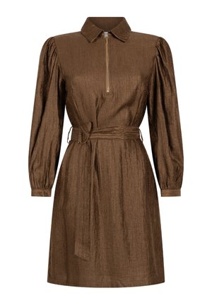 Bruine ritssluiting jurk met een kraag, lange opgezette mouwen, een ceintuur in de taille en een gestructureerde stofafwerking. Eenvoudig ontwerp zonder patronen.