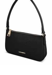 Borsa a tracolla in pelle nera con finitura testurizzata, chiusura con zip dorata e dettagli coordinati. Presenta un logo impresso sul davanti.