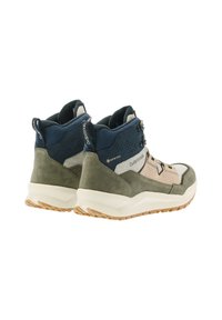 Scarpe da hiking alte caratterizzate da un mix di tessuto blu navy e verde oliva, dettagli in pelle liscia e una suola in gomma testurizzata.
