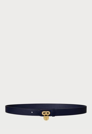 Navy nahkavyö, jossa on kultainen lukko-tyylinen solki. Sileäpintainen, kapea muotoilu, useita säätöreikiä ja kohokuvioitu logo.